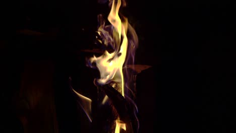 leña quemándose en la chimenea.