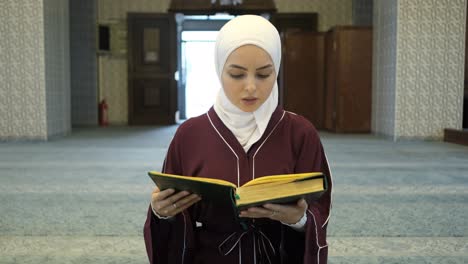 Mädchen-Liest-Koran