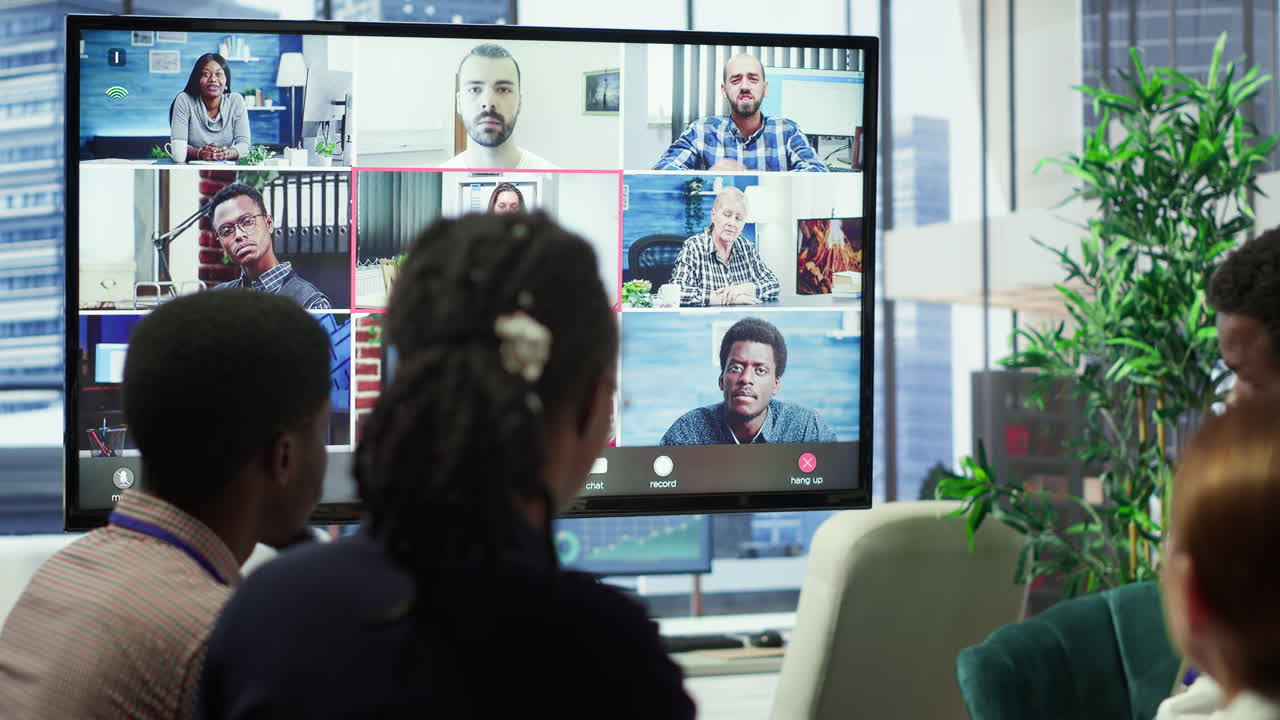 마케팅 팀은 온라인 비디오 컨퍼런스에서 빅 데이터 통찰력을 분석합니다.