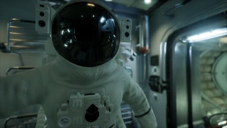 astronauta dentro de la estación espacial orbital