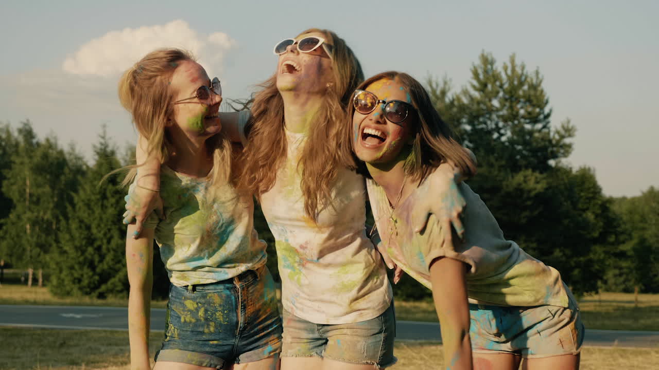 축제 에서 행복 한 친구 들