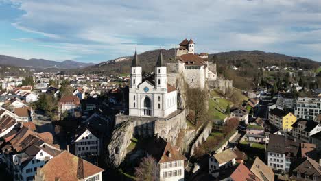 aarburg aargau suiza el castillo en la cima de la colina se ve majestuoso en el sol