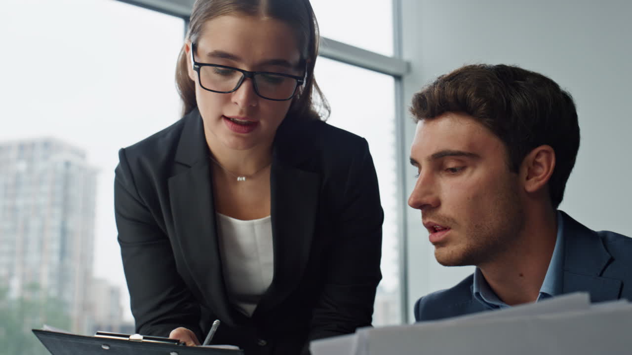 equipo de primer plano analizando documentos juntos. socios empresariales planeando el proyecto