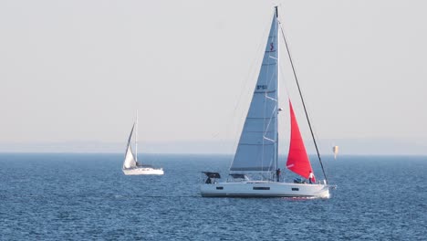 zwei segelboote, die die meeresgewässer befahren