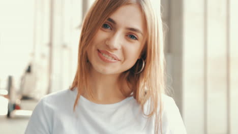 портрет улыбающейся женщины