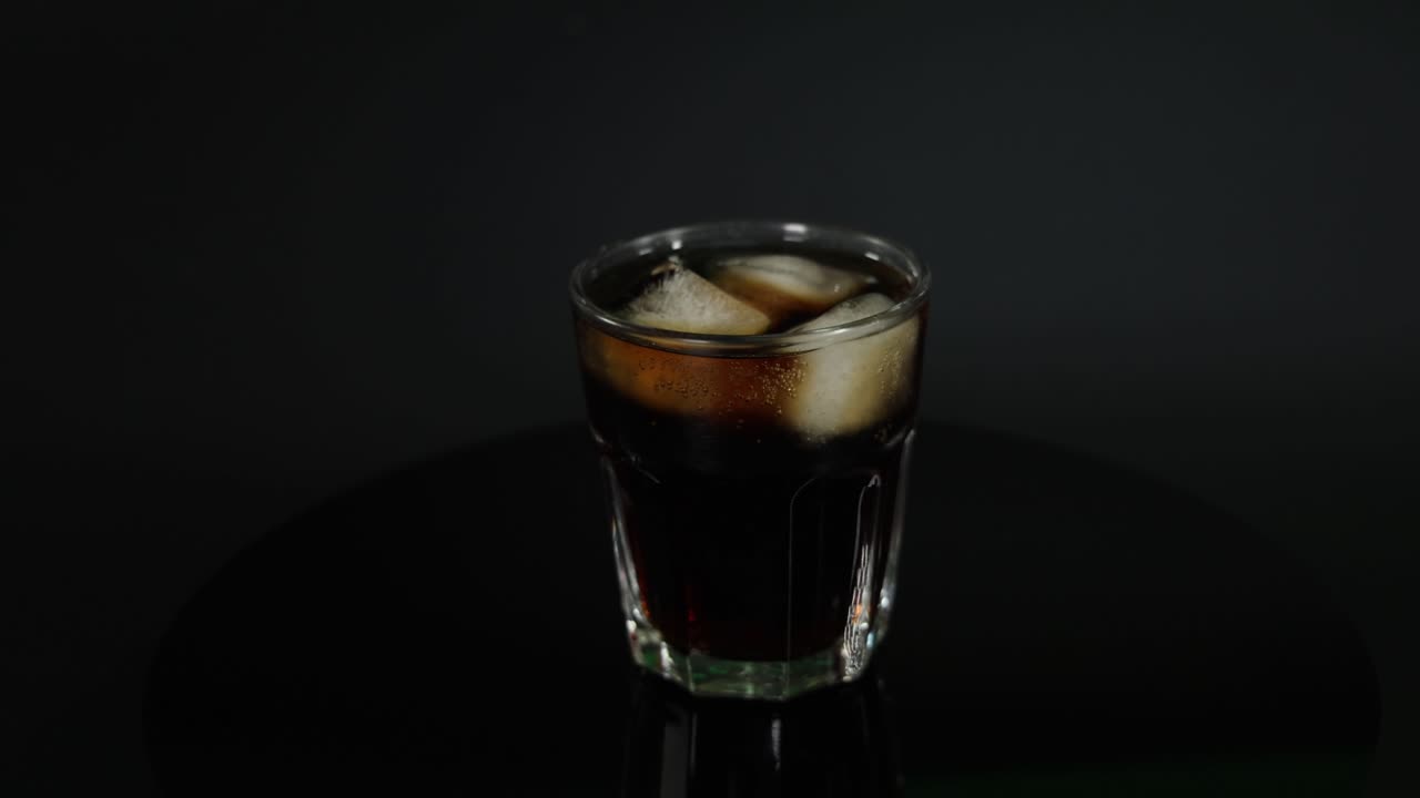 어두운 음료에서 얼음이 녹는 시간 간격