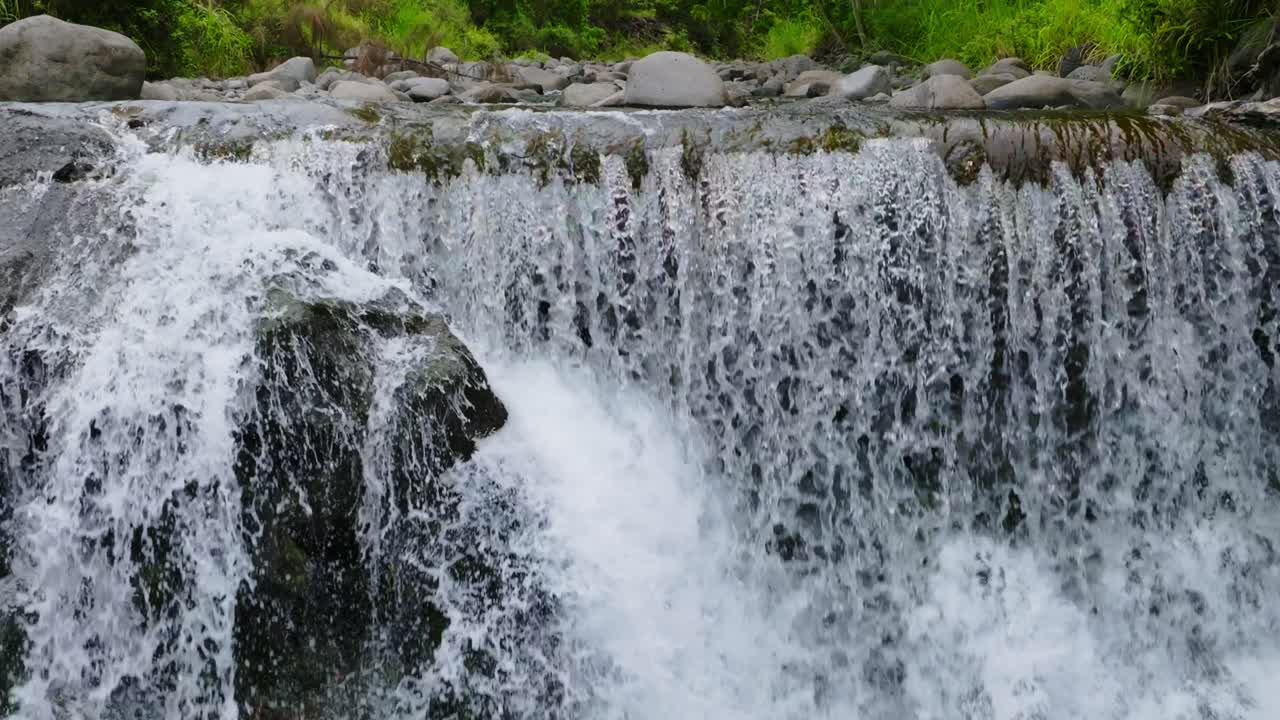 En rikelig strøm av ferskvann som strømmer ned Wailuku-elven i Iao-dalen på Maui, Hawaii