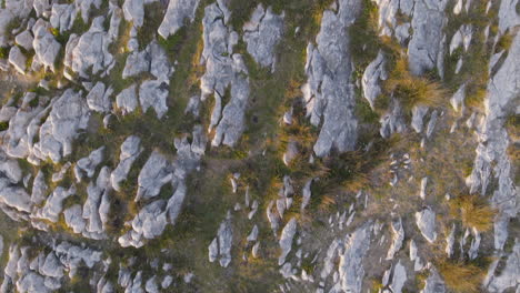 Cerca-De-Las-Olas-Del-Mar-Rompiendo-En-La-Costa-Rocosa