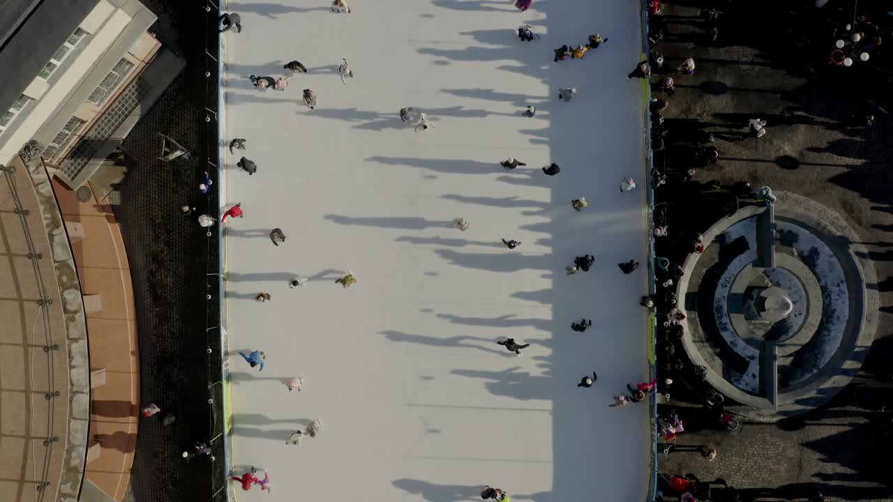 도시 에서 겨울 에 야외 스케이팅 리크 에서 스케이트 를 타고 있는 사람 들 의 드론 시상