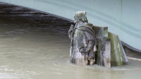 zouave-statue teilweise in hochwasser getaucht