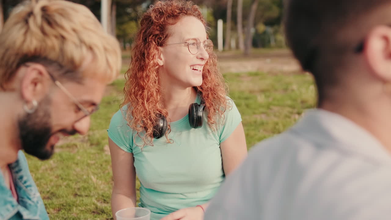 친구 들 이 공원 에서 피크닉 을 즐기고 있다