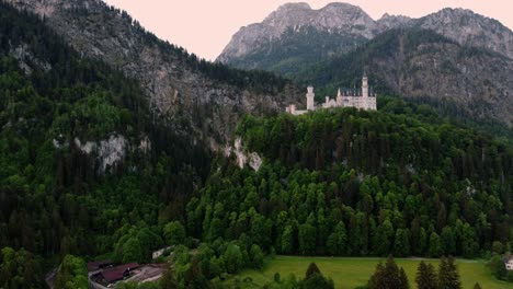 Morgendämmerung-Auf-Schloss-Neuschwanstein-Bei-Füssen-In-Südwestbayern,-Deutschland-4