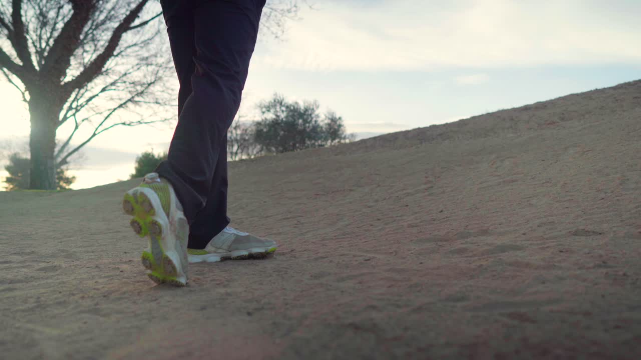 Golfçünün kum engelinden topa vurması, golf sahasında engeli aşmak için teknik hareket