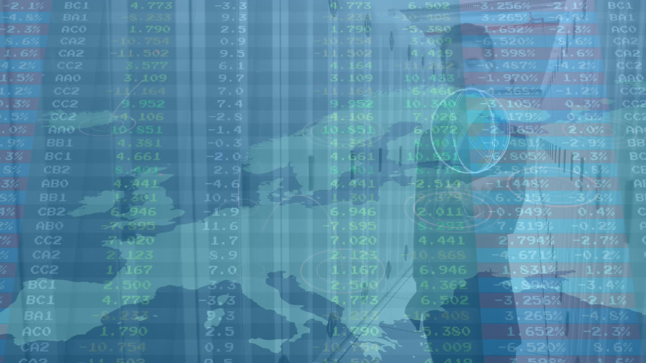 animación de procesamiento de datos financieros con mapa del mundo sobre empresario caucásico y sala de servidores.