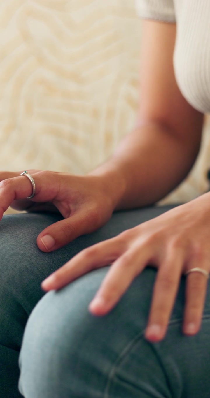 Primo Piano di una Donna con le Mani Appoggiate sulle Ginocchia