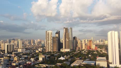 Amplia-Toma-De-Drones-Del-Horizonte-De-La-Ciudad-De-Makati,-Filipinas