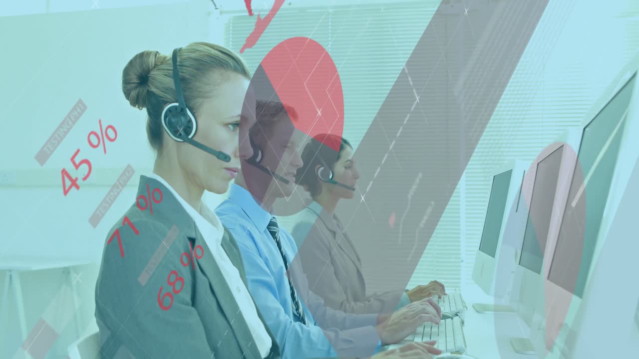 animación del procesamiento de datos de diversos colegas hablando con auriculares telefónicos mientras trabajan en la oficina