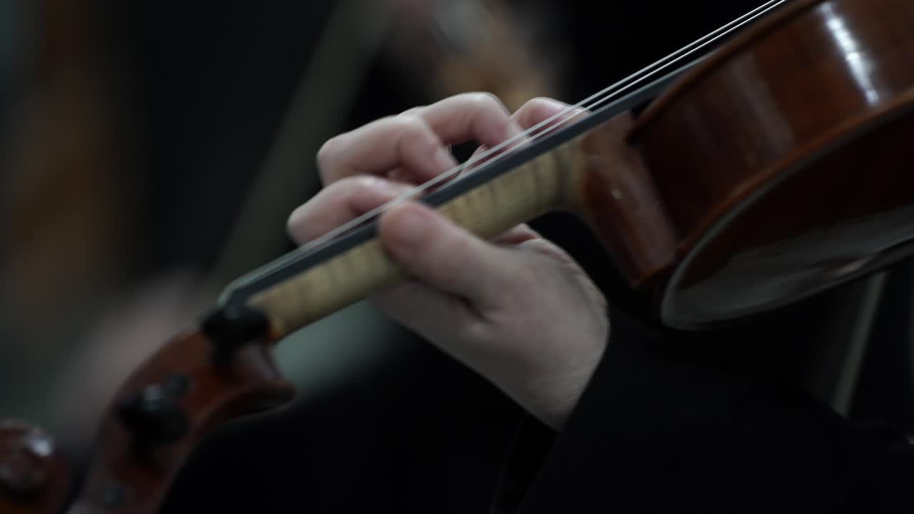 小提琴演奏家演奏古典音乐,近距离练习乐器