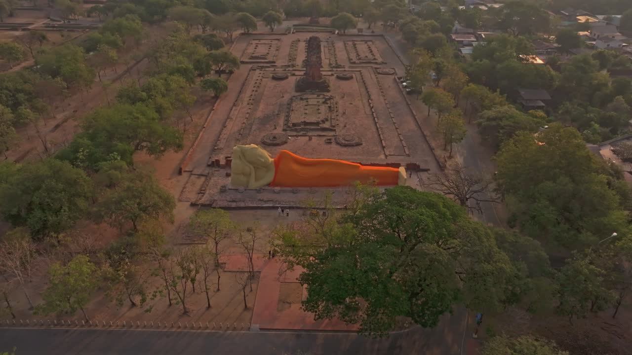 Inquadratura aerea di un sito di tempio storico sotto una dolce alba, Tailandia