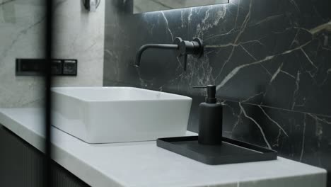 baño contemporáneo con acentos de mármol y iluminación vertical