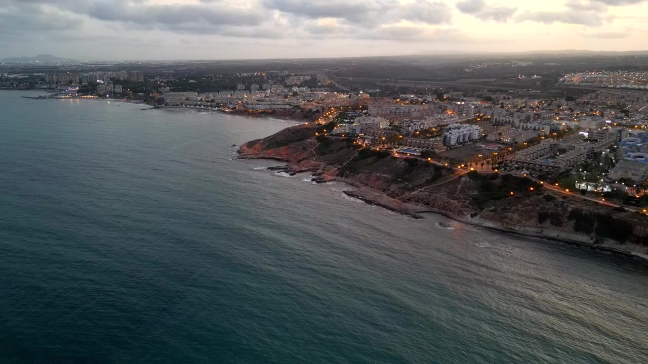 Costa mediterránea en España con acantilados y edificios de complejos turísticos