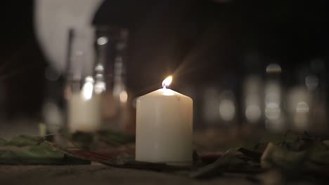 velas encendidas en la noche sobre fondo oscuro