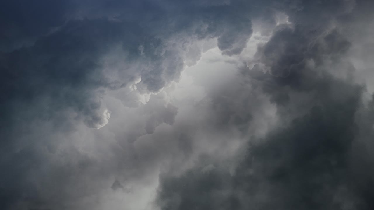 espesas nubes moviéndose en el cielo, tormenta 4k