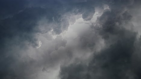 espesas nubes moviéndose en el cielo, tormenta 4k