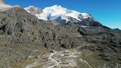 vista aérea del campamento base alpino en el pico de la montaña huayna potosi, bolivia