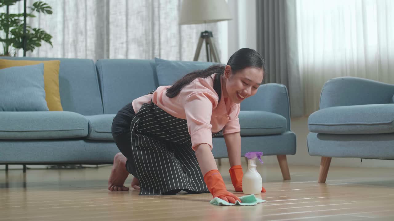 거실 바닥 을 청소 하는 여자