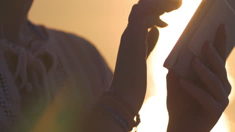 Mujer-Con-Tableta-Al-Atardecer-De-Verano