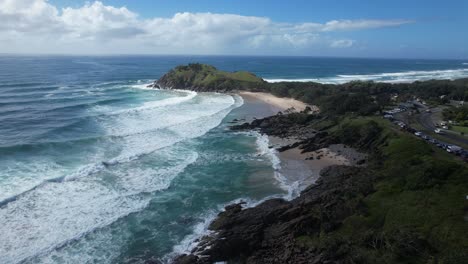 Vista-Aérea-Sobre-El-Promontorio-De-Norries-Y-La-Playa-De-Cabarita-En-Nueva-Gales-Del-Sur,-Australia---Disparo-De-Drones