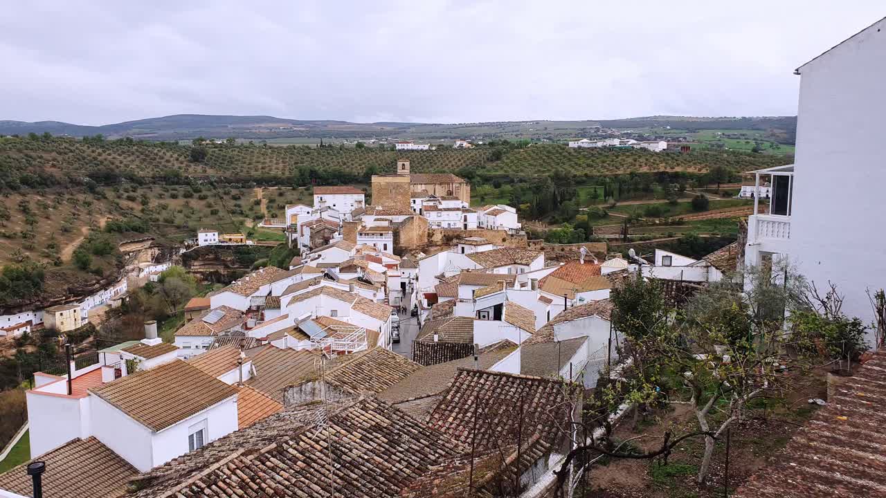 Das schöne Dorf Setenil de las Bodegas, Provinz Cádiz, Andalusien, Spanien