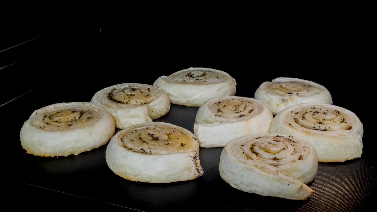 timelapse - восемь булочек с семенами мака выпекаются в электрической духовке дома