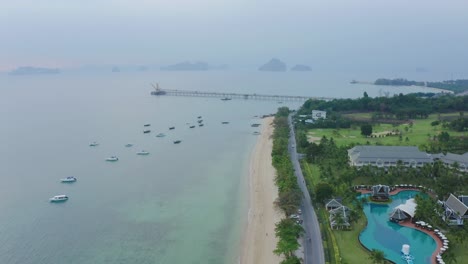 Luftaufnahme,-Vorbei-Am-Sofitel-Krabi-Phokeethra-Resort-In-Richtung-Des-Leeren-Hafens-Von-Ko-Kwang-Pier-In-Krabi,-Thailand