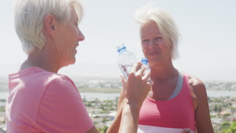 athletics women drinking water