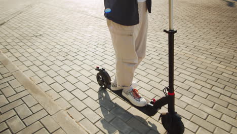 Mujer-Asiática-Montando-E-scooter-En-La-Calle