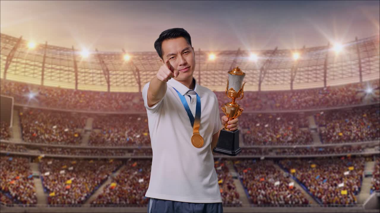 경기장에서 트로피를 들고 있는 자랑스러운 우승자