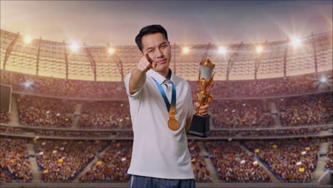 orgulloso ganador sosteniendo el trofeo en el estadio