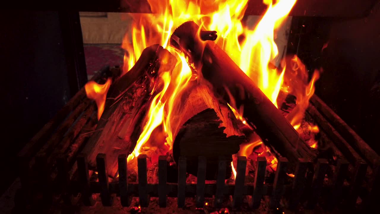 fuego de chimenea ardiendo en la noche