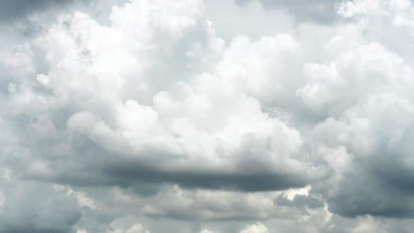 timelapse del hermoso cielo azul con nubes en un día soleado para el fondo abstracto