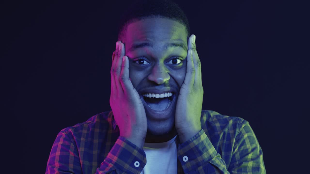 hombre emocionado con iluminación de neón