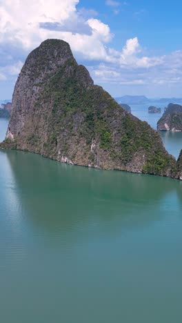 las imágenes de drones capturan impresionantes vistas aéreas de las islas y manglares de la bahía de phang nga, mostrando colores vibrantes y paisajes serenos.