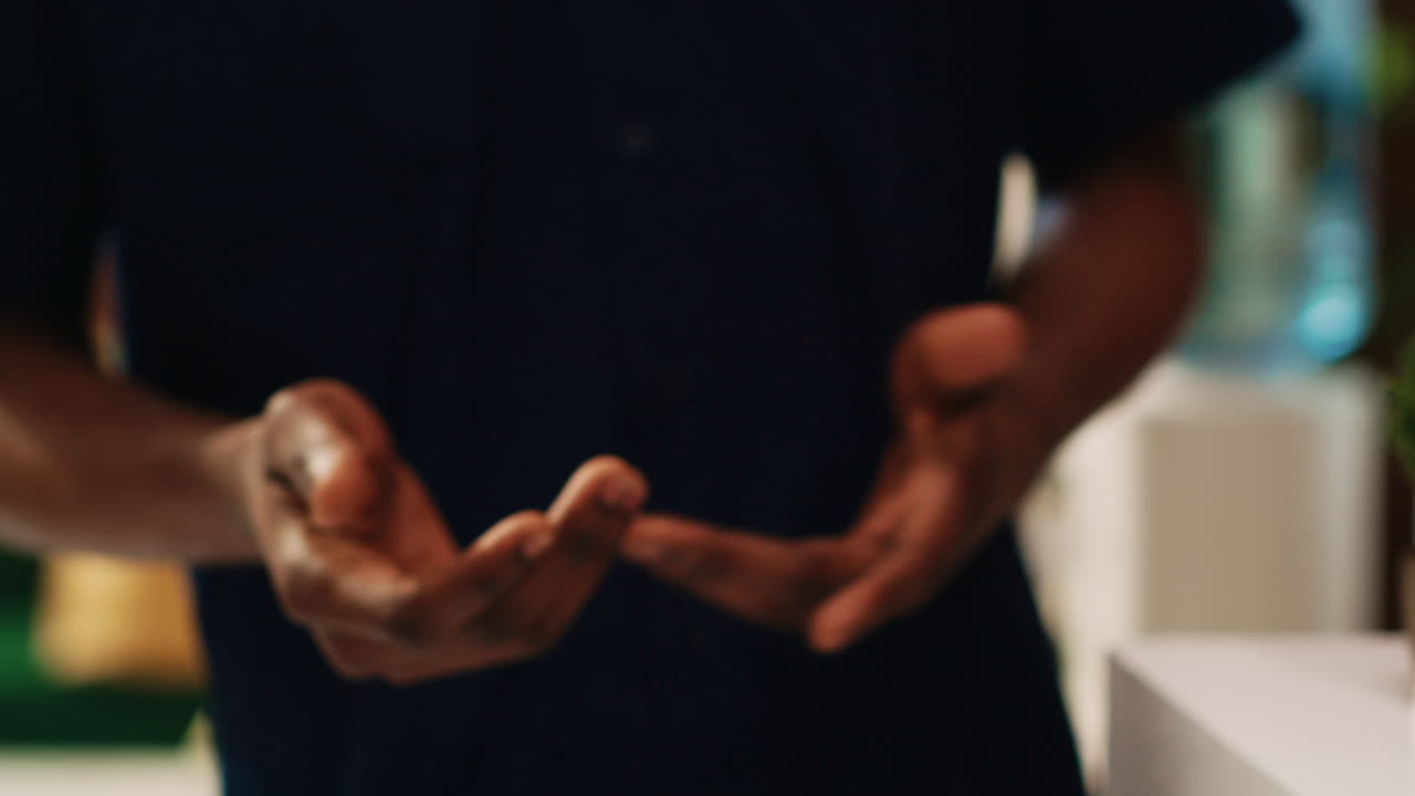 tarjeta clave de la sala de recepción turística masculina