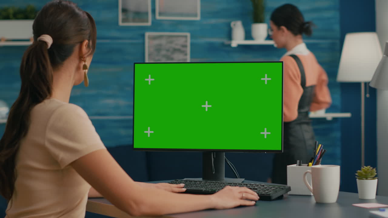 mujer caucásica en la pantalla verde maqueta de la pc