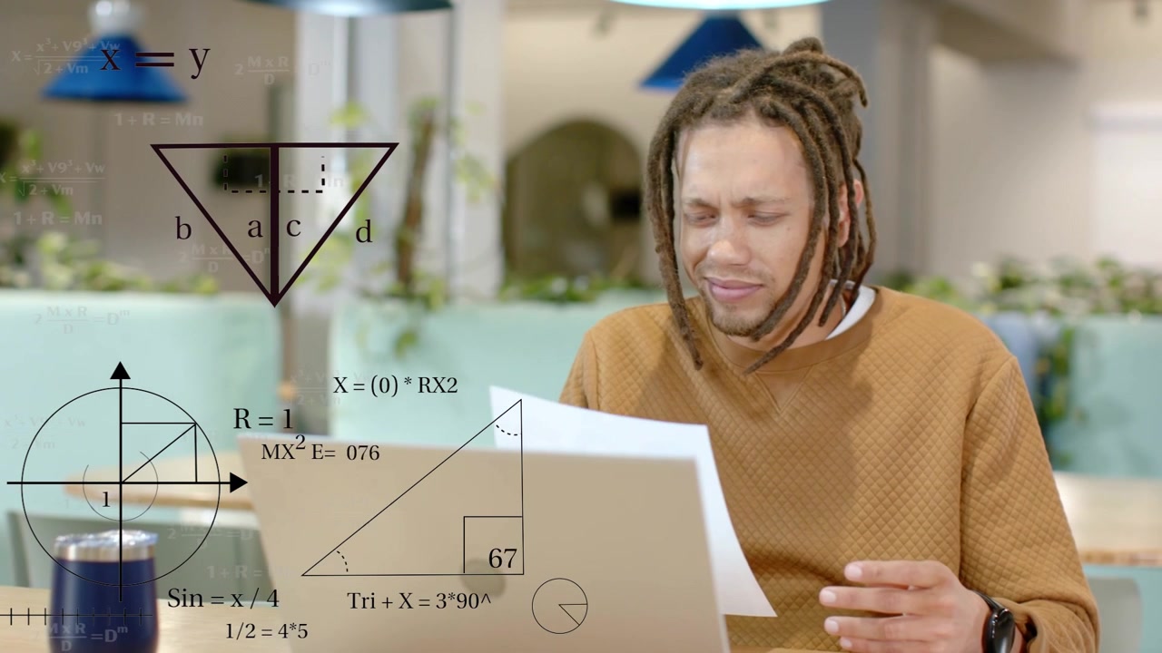 Pracovník čte list, porovnává ho s notebookem a řeší matematické úlohy, které se zobrazují jako animované překryvy vytvářející se vlevo.