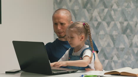 La-Hija-Joven-Se-Sienta-En-El-Regazo-Del-Padre-Barbudo