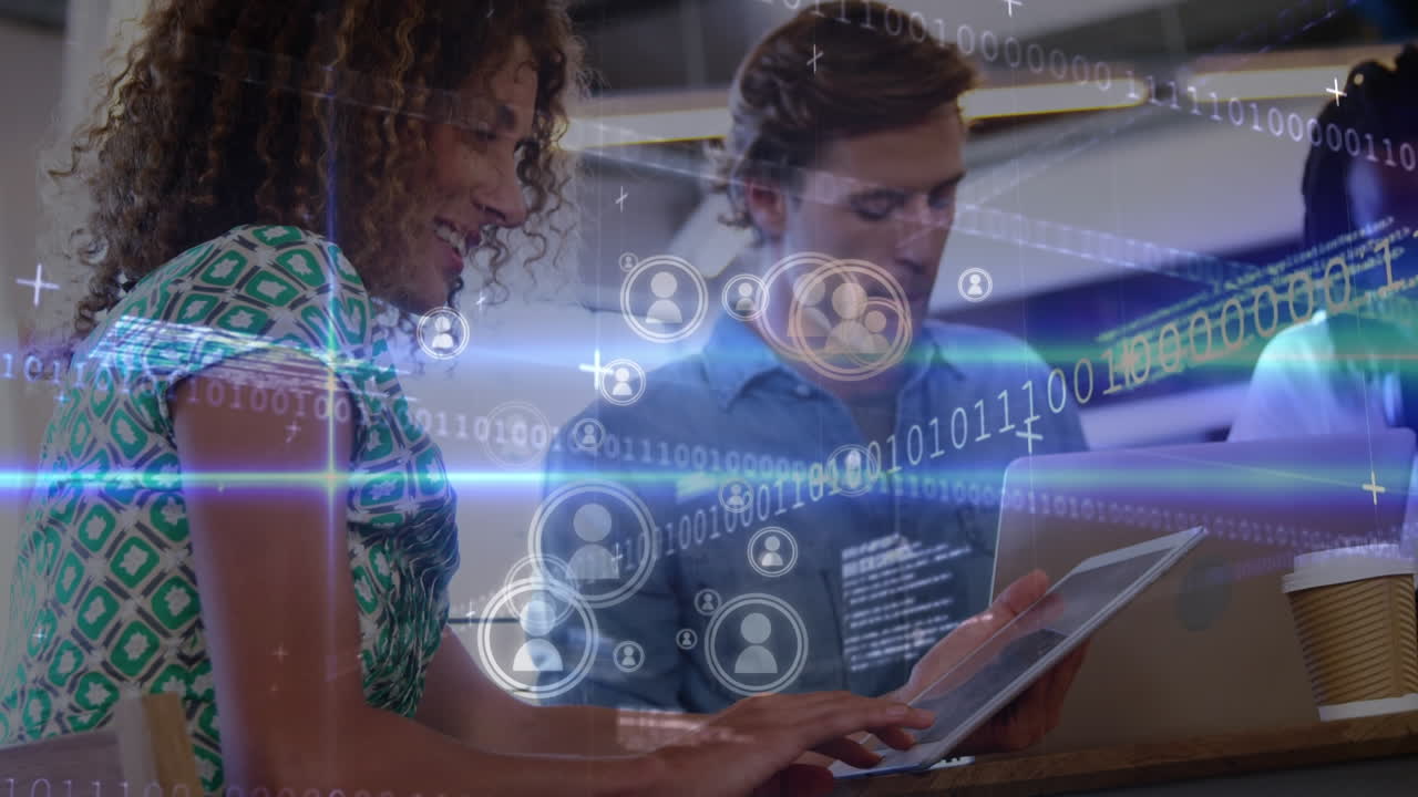 animación de procesamiento de datos e iconos sobre diversas personas de negocios que utilizan portátiles y tabletas