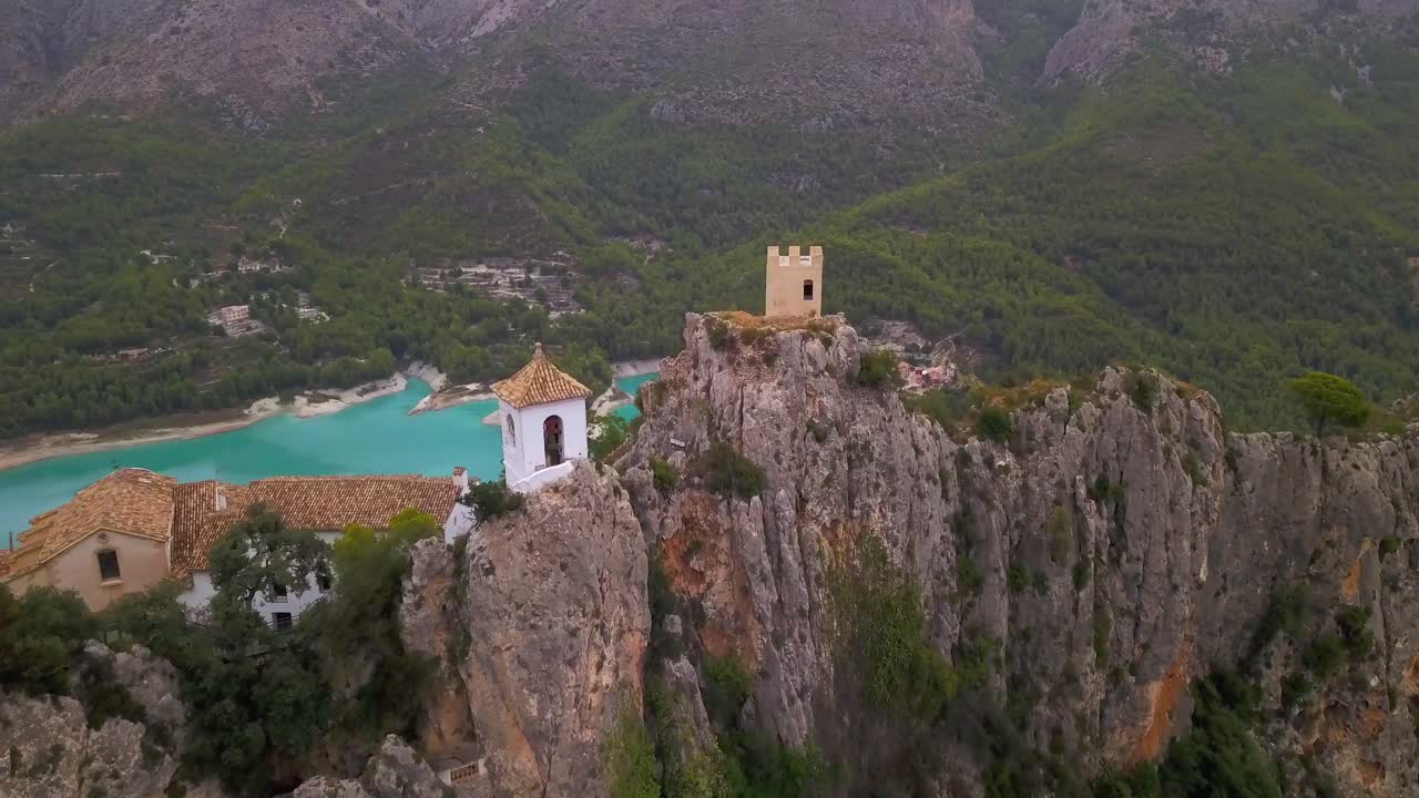 пересечение полета беспилотника рядом с крепостью старого средневекового замка на вершине скалы испанской деревни