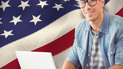 animación de un estudiante masculino usando una computadora portátil sobre la bandera estadounidense